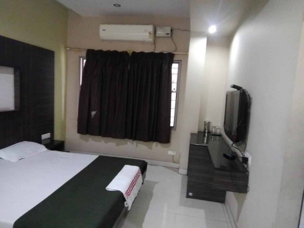 Iroomz Hoysala Residency Bellary Exterior foto